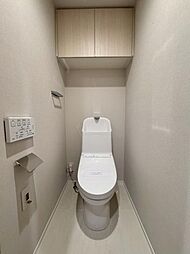 トイレ　温水洗浄便座付きトイレです。清潔感あるトイレスペース。