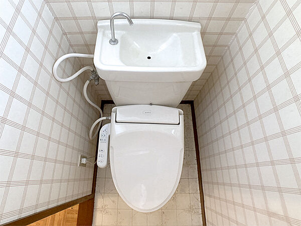 画像12:温水洗浄機能付きトイレ。現況と異なる場合は現況を優先。