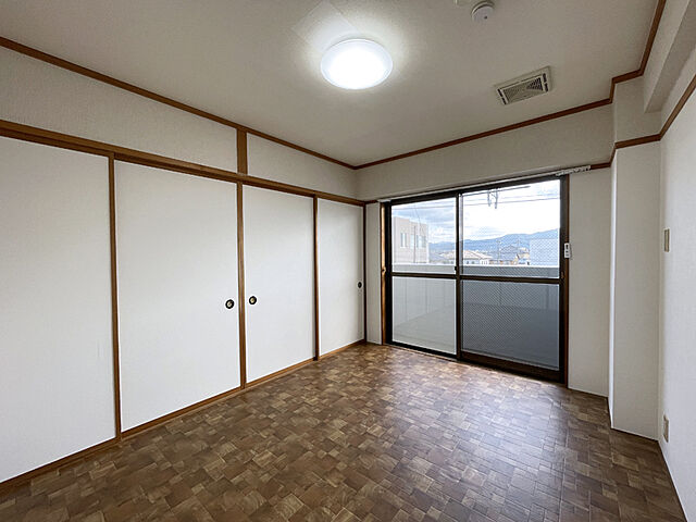 洋室6帖。異なる場合は現況を優先します。