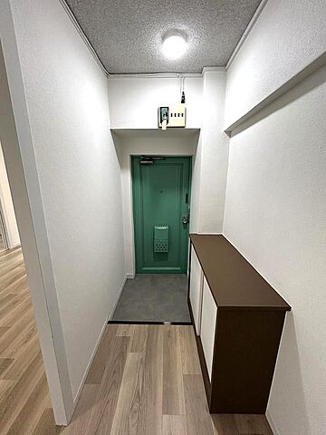玄関。異なる場合は現況を優先します。