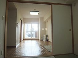 ドミ曙第2 806 8階2LDKのリビング/ダイニング