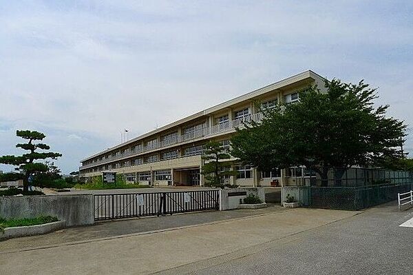 画像20:小学校「伊勢崎市立あずま南小学校まで900m」