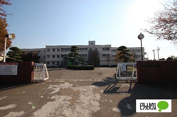 画像17:中学校「伊勢崎市立第二中学校まで1615m」