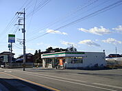 コンビニ「ファミリーマート伊勢崎山王町店まで521m」