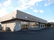 銀行「桐生信用金庫伊勢崎東支店まで803m」