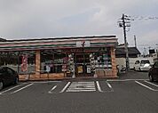 コンビニ「セブンイレブン伊勢崎平和町店まで645m」