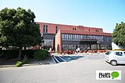 図書館「伊勢崎市図書館まで2218m」
