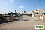 小学校「伊勢崎市立三郷小学校まで900m」