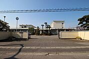 伊勢崎市立第三中学校　962ｍ