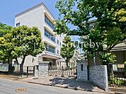横浜市立/上菅田中学校 徒歩11分。徒歩圏に中学校があり、親としても安心できる立地。勉強や部活、行事などを通して、多感な時期を豊かに過ごすことができます。 850m