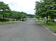 上管田東部公園 徒歩5分。緑豊かな公園が近くにあると、毎日の散歩や子どもとの遊びにも最適。季節の移ろいを感じながら、心も体もリフレッシュできます。 390m