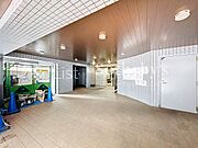 ◆エントランス◆エントランスのインターホンと連動して、来訪者を声と映像で確認の上解錠するオートロックシステム。煩わしい勧誘や不審者等の立ち入り防止に配慮しています。※大規模修繕工事時の写真