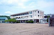 玉野市立荘内小学校 912m