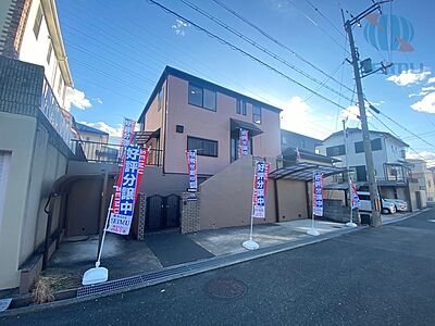 外観：【外観】第一種低層住居専用地域の落ち着いた住環境！間口広々12ｍ◎駐車二台可能(カーポート1台分付)　