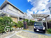 手入れの行き届いた庭が魅力の外観は、四季折々の自然を楽しめる空間です。ガーデニング好きにぴったりです。