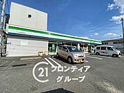 徒歩10分。ファミリーマート枚方長尾家具町店 760m