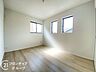 子供部屋：新しいい草香る畳スペースは、使い方色々！客室やお布団で寝るときにぴったりの空間ですね。
