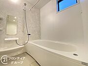 ゆったりと脚を延ばして、1日の疲れを癒せます。窓があるのでこまめに換気ができ、清潔感を保てます。落ち着いた色合いは、心を穏やかにし、リラックスタイムをより豊かにします。