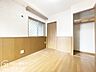 子供部屋：勉強机やベッドを無理なく配置できる、お子様のお部屋にぴったりな洋室です。クローゼットも完備しており、教科書や衣類、おもちゃなどの収納にも困らず、成長に合わせた使い方が可能です。