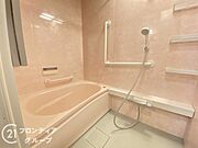 かわいらしいカラーのバスルーム。足をゆったりと伸ばせられるので、1日の疲れが癒されますね。