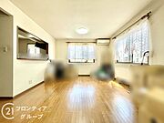 広々18帖のリビングです。家具を置いても広々としており、快適にお住まいいただけます。