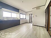 大きな窓から自然光がたっぷり入るダイニングキッチンは、明るく居心地の良い空間です
