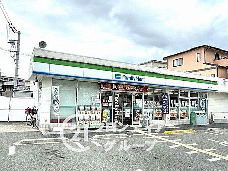 ファミリーマート枚方星丘店 徒歩10分。 740m