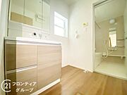 小窓付きの洗面室は、毎朝心地よい光を運んでくれるので、すがすがしい気持ちで1日をスタートできます！また、1坪以上の広い空間です！