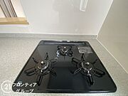 三口コンロで同時に複数の調理が可能です