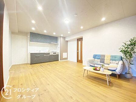 明るい光が差し込む広いリビングスペースです。ご家族が自然と集まる快適な空間となっており、レイアウトの自由度も高いお部屋です。