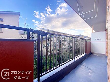 南東向きで陽当り・通風良好なバルコニーです。洗濯物も乾きやすく、爽やかな風を感じながら快適に過ごせる心地よい空間です。