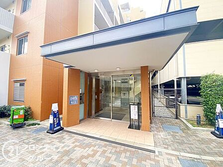 マンションのエントランスは、住まう方々を迎える洗練された空間です。日常の出入りを快適にするための工夫がされています。