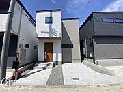 閑静な住宅街に佇む、落ち着いた雰囲気の新築戸建てです。