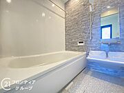 ゆったりと脚を延ばして、1日の疲れを癒せます。浴室乾燥機付きで湿気もこもらず快適です