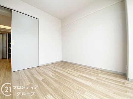 明るい光が差し込む気持ちの良い子供部屋です。勉強や遊ぶ時間に集中できる快適な環境で、お子様の成長に合わせた部屋作りを楽しんでいただけます。