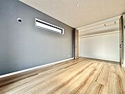 広々とした寝室で、心地よい眠りをお楽しみいただける空間が広がります。落ち着いた雰囲気の中で、リラックスしたひとときを過ごせる贅沢な空間です