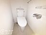 トイレ：温水洗浄便座を装備した快適で清潔なトイレ空間です。お手入れがしやすい壁面や床材を使用しており、日常の清掃もラクラク行えます。落ち着いて過ごせるプライベートな空間に仕上がっています。
