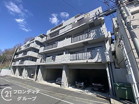 リビング横の和室は子供の遊び場やお昼寝スペースなど多用途に活用可能。押し入れはたっぷり収納力で季節物もすっきり。リビング内キッチンで家族の様子を見ながら会話も弾む空間です。