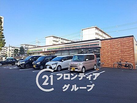 24時間営業で便利なセブンイレブン枚方香里ケ丘店が徒歩圏内。深夜や早朝のちょっとした買い物はもちろん、宅配便の手配や公共料金のお支払いなど日常的に活躍します。 700m