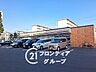 周辺：24時間営業で便利なセブンイレブン枚方香里ケ丘店が徒歩圏内。深夜や早朝のちょっとした買い物はもちろん、宅配便の手配や公共料金のお支払いなど日常的に活躍します。 700m