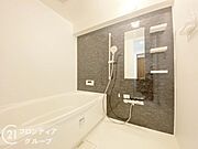 快適なバスルームで、リフレッシュできる時間を楽しむことができます。機能的な設備が整い、快適な生活をサポートします。