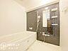 浴室：快適なバスルームで、リフレッシュできる時間を楽しむことができます。機能的な設備が整い、快適な生活をサポートします。