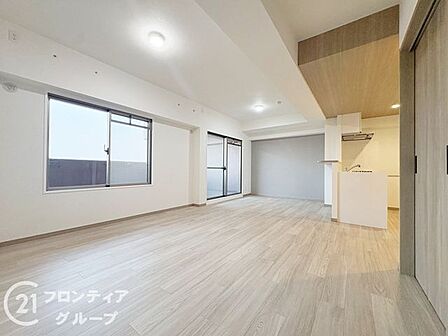 窓から広がる開放感が心地よく、毎日を贅沢な気分で過ごせそうですね！ダウンライトの温かな光に包まれて、上質なインテリアに囲まれた理想の時間が始まります