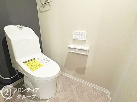清潔で心地よい空間を追求したトイレは、お手入れのしやすさとデザイン性を両立しました。温かみのある照明が落ち着きを与え、プライベートな時間を快適に演出します