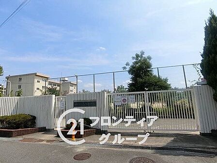 「寝屋川市立友呂岐中学校」までは徒歩約22分。部活動や学校行事など充実した中学校生活を送ることができる環境です。通学路も整っており、安心して毎日通わせることができます。 1740m