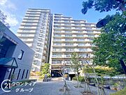 シンプルながらも存在感のあるマンション外観は、住む人を魅了し、日常に特別な時間をもたらします。都会的なデザインが魅力で、住む人に誇りを与える空間です