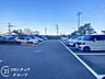 駐車場：敷地内駐車場の様子です。お車をお持ちのお客様は、最新の空き状況や利用条件についてお気軽にお問い合わせください。