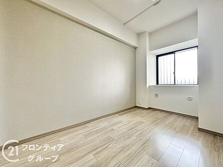 シンプルで家具を合わせやすい洋室。寝室や子供部屋、在宅ワークスペースなど幅広い用途で活用いただけます。