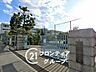 周辺：近隣に位置する枚方市立津田中学校。部活動などで帰宅が遅くなる日でも負担が少なく通える距離感で、お子様の成長を長期間にわたって見守れる安心の環境です。 930m
