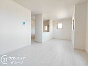 リビングのフローリング材には、木目や色調など木材特有の風合いがあり、ナチュラルな美しさで、日々の生活に温もりを与えてくれます。